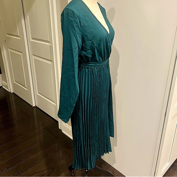 Pretty Little Thing Emerald Green Long Sleeve Pleated Midi Dress - Picture 11 of 16